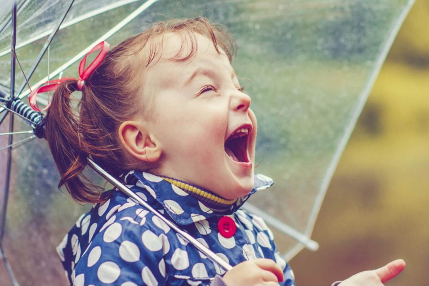 Дети наслаждаются жизнью. Девочка радуется дождю. Дети радуются. Дождь радость. Радость под дождем.