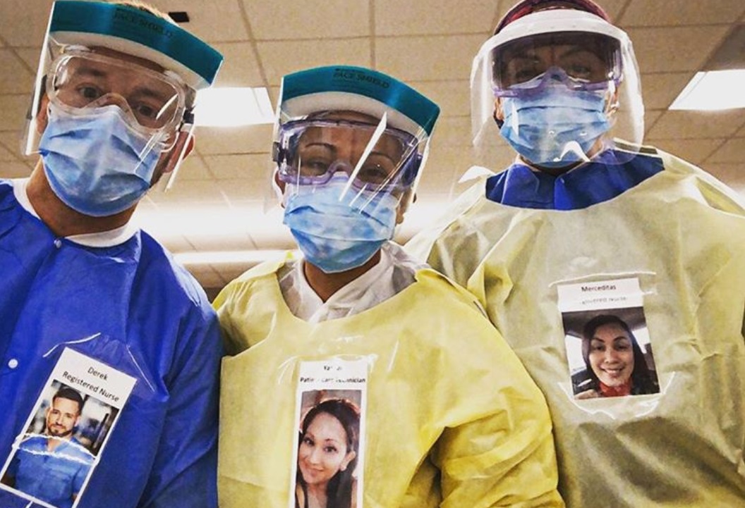 Médicos colam fotos deles sorrindo no jaleco para tranquilizar pacientes sobre COVID-19