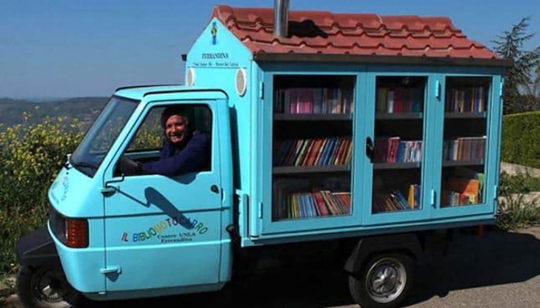 Professor aposentado cria “biblioteca móvel” para levar conhecimento a jovens e adolescentes